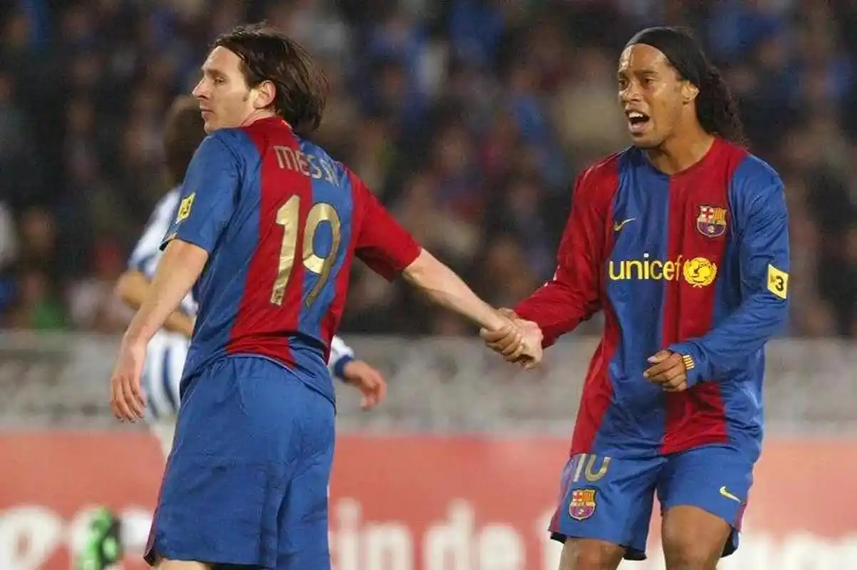 确保足球仍 确保足球仍